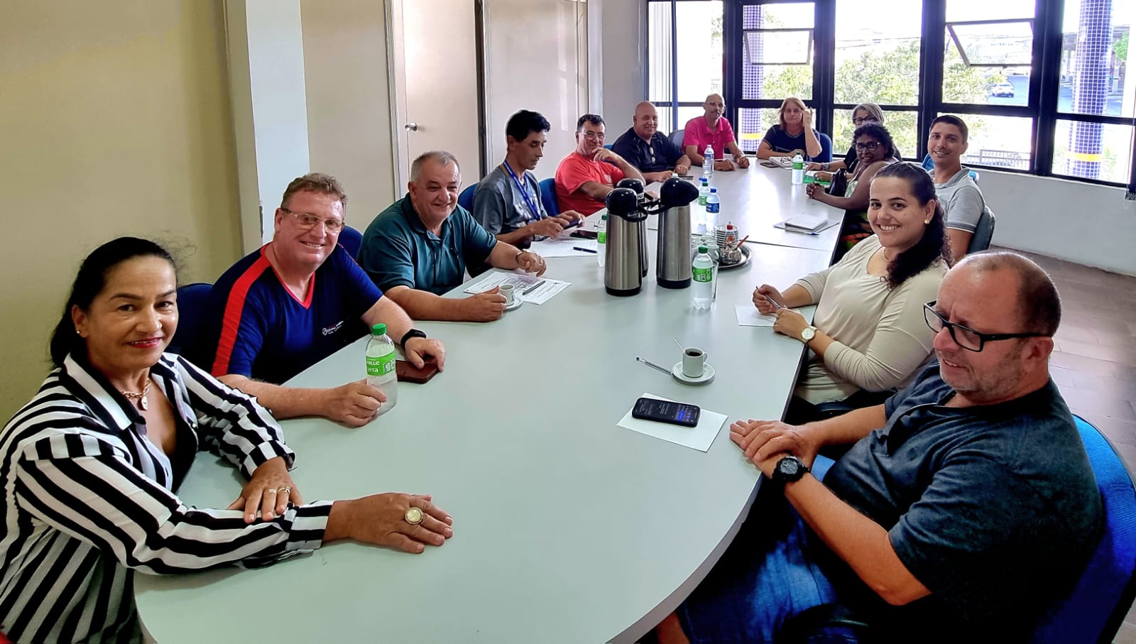 Nesta tarde, 1o de março, nossas representantes do Sindicato, Eliane, Presidente, e Maria Cristina vice, bem como o professor Tarcísio, presidente do Conselho Fundeb, estiveram reunidos com vereadores, secretária de Educação e o representante da contabilidade do governo para discutir sobre o PLC 02/23. Este propunha a retirada dos níveis do Magistério.
Nossos representantes após ouvirem as considerações apresentadas pelo autor do projeto do executivo, esclareceram aos presentes que se tratava de mais uma tentativa do executivo em tirar direitos previstos no plano de carreira, na LDB e na Constituição Federal.  O projeto mascarado, que expuseram que seria para pagar o piso do magistetio, estava cheio de maldades e causaria o fim da carreira do Magistério. Os níveis seriam extintos, e comprovamos aos nobres vereadores sobre o que, nas entrelinhas, previam aos professores.
Enfim, após as ponderações, os vereadores foram unânimes para a retirada de pauta da audiência pública prevista para ocorrer dia 8. 
Mais uma vez nossos representantes demonstraram comprometimento com a categoria e defenderam a existência de valorização.